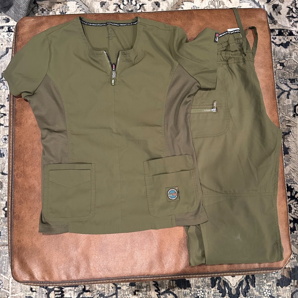 XL Tall Olive Women’s Koi Lite Scrub Set